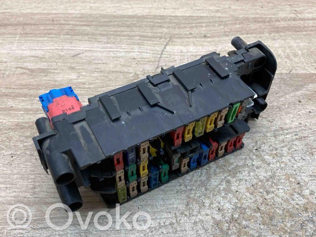 Peugeot 406 Ramka / Moduł bezpieczników 