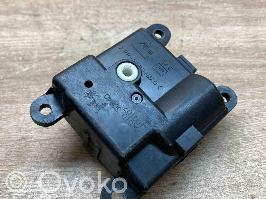 Nissan X-Trail T30 Oro sklendės varikliukas 