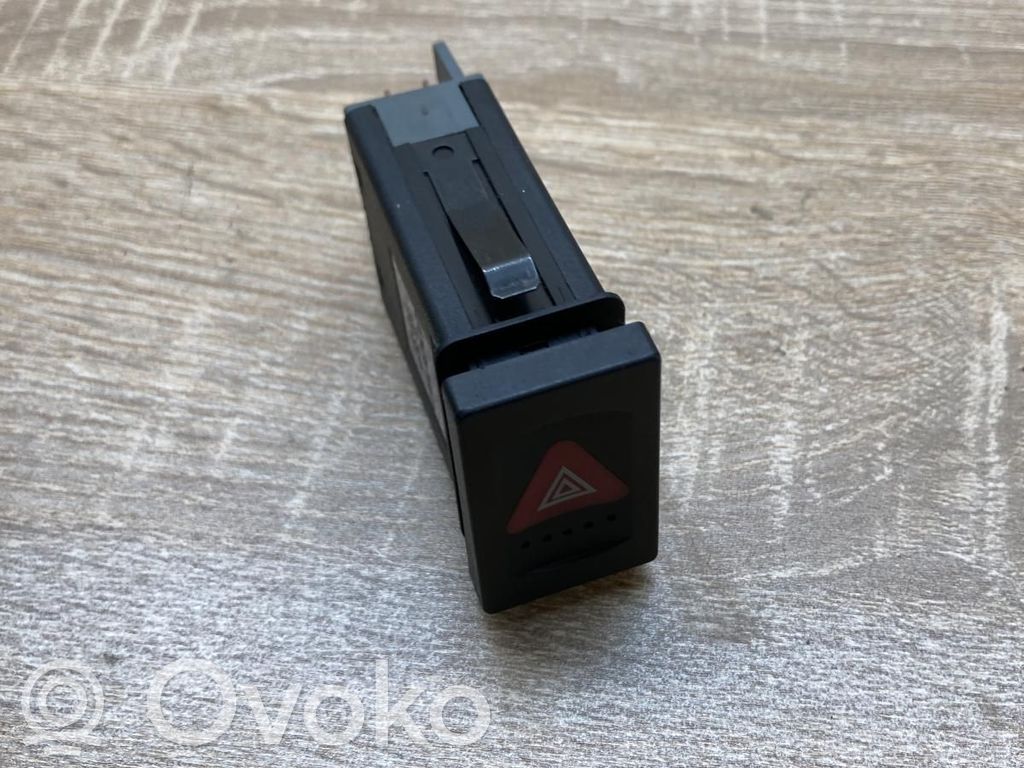 Volkswagen PASSAT B5 Hazard light switch 