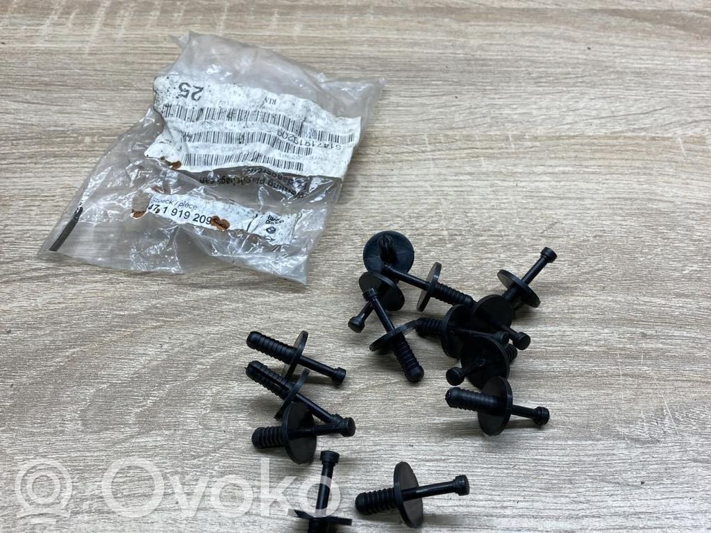 Lattiamaton klipsin pidike   1919209,51471919209,CARPETFIXINGRIVET