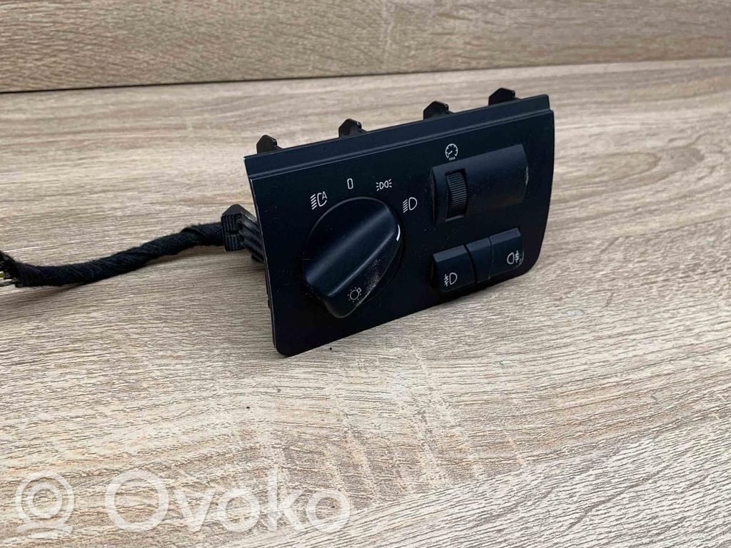 Light switch   6909775