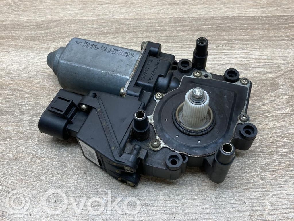 Audi A6 S6 C5 4B Silniczek podnoszenia szyby drzwi tylnych 