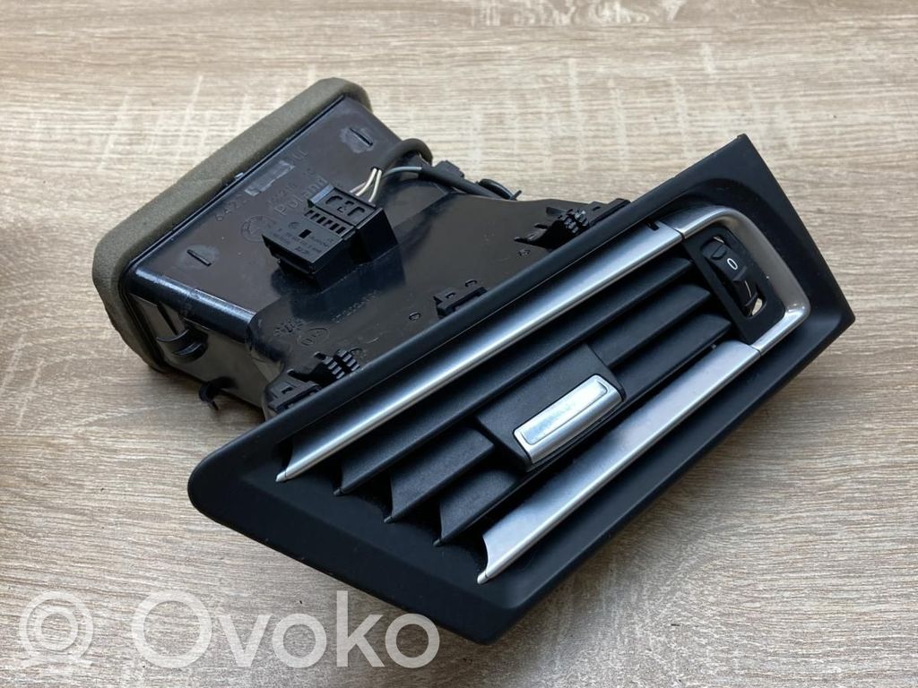 BMW 5 F10 F11 Kojelaudan sivutuuletussuuttimen kehys 