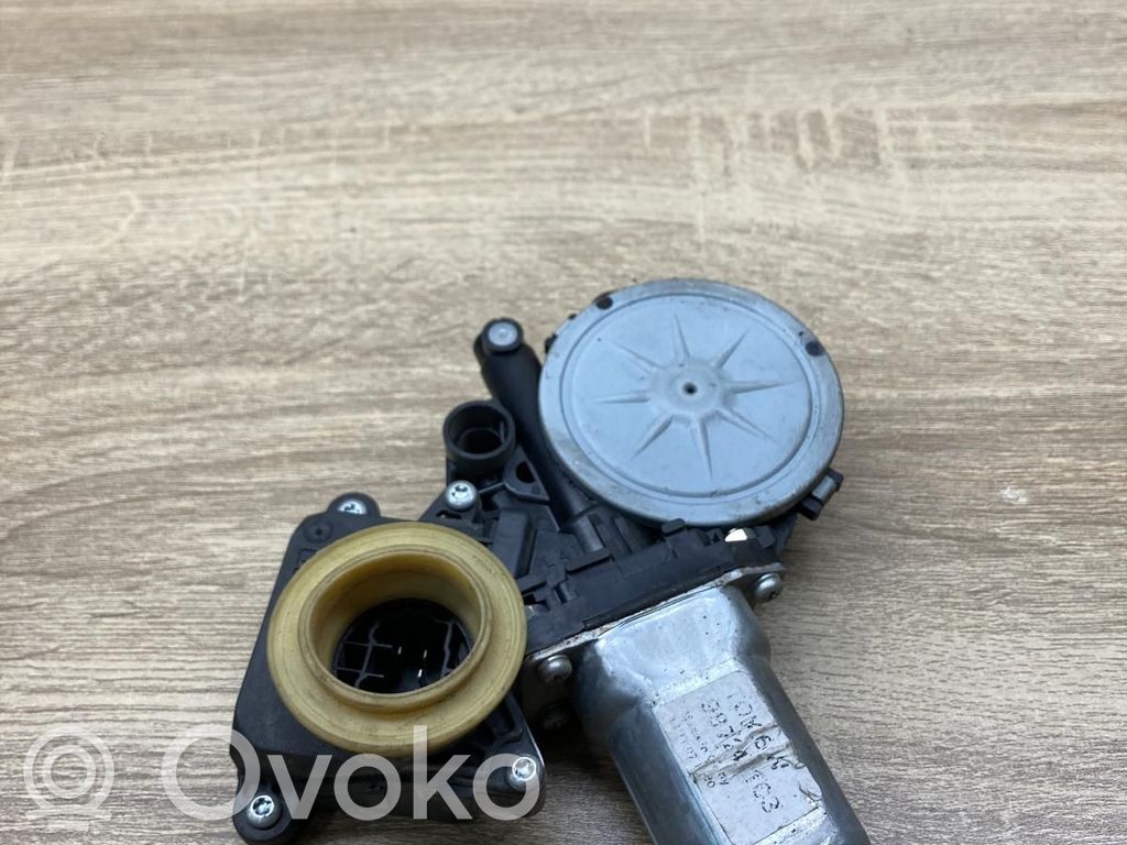 Toyota Corolla Verso AR10 Motor del regulador de la ventanilla de la puerta delantera