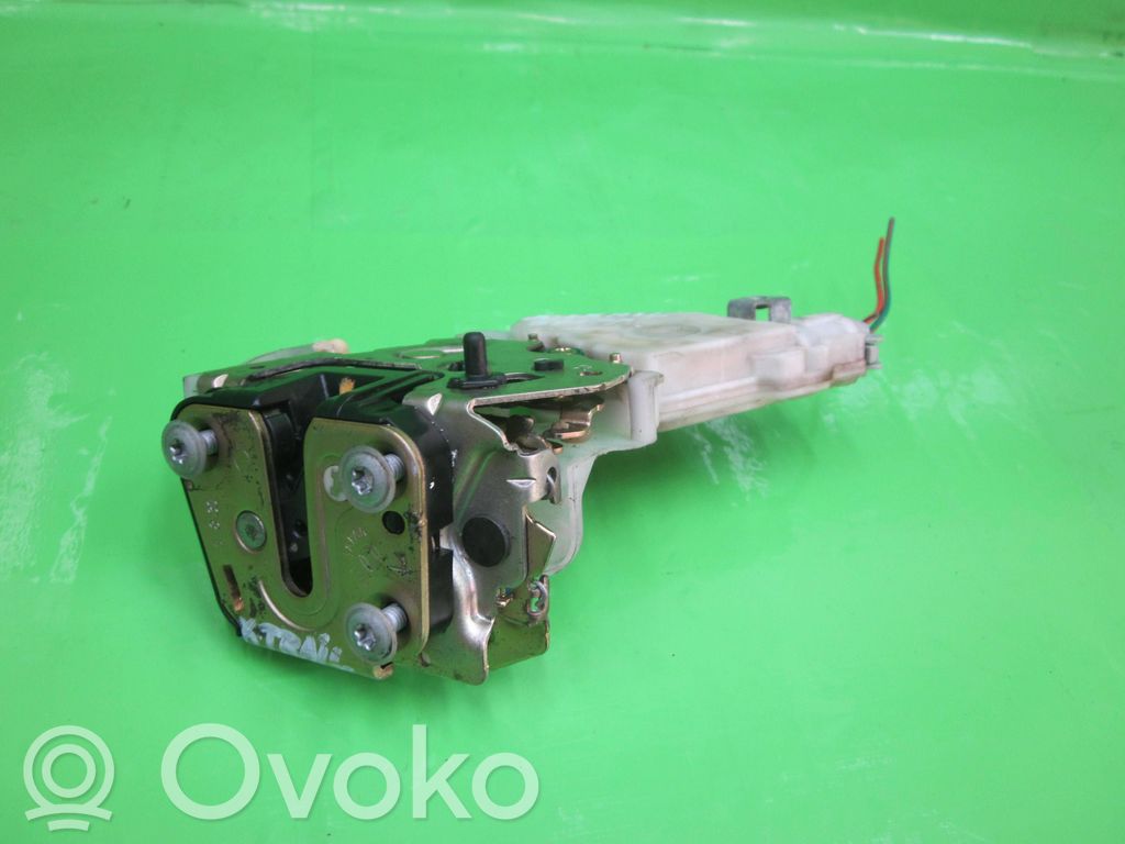 Nissan X-Trail T30 Rear door lock 