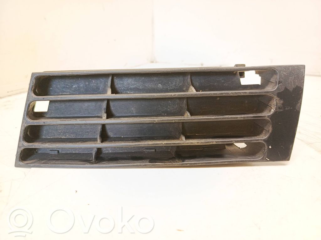 Audi A4 S4 B5 8D Etupuskurin alempi jäähdytinsäleikkö 