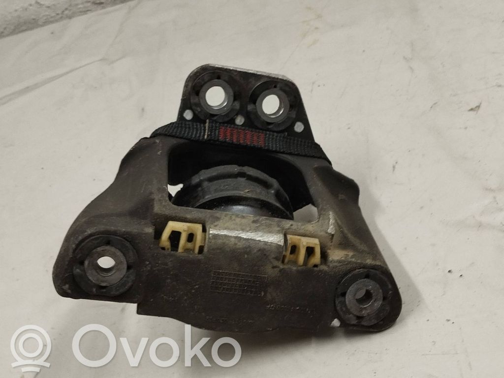 Volvo XC90 Engine mount bracket 