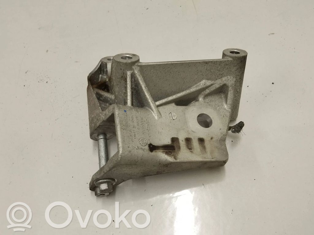 Volvo XC90 Engine mounting bracket 