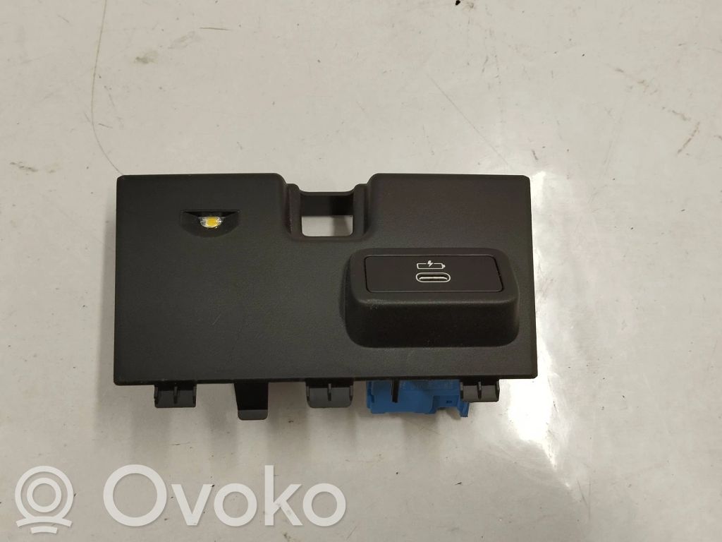BMW 3 G20 G21 USB socket connector 