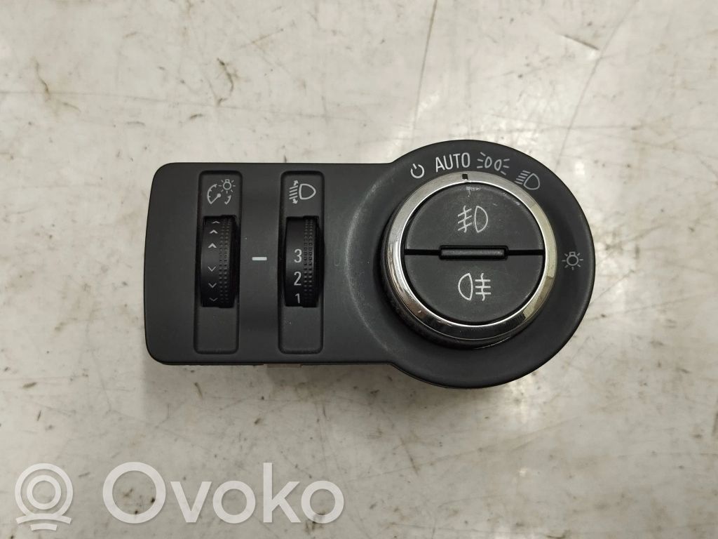 Light switch   13268694