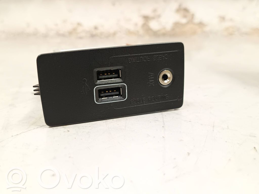 Volvo XC60 USB socket connector 