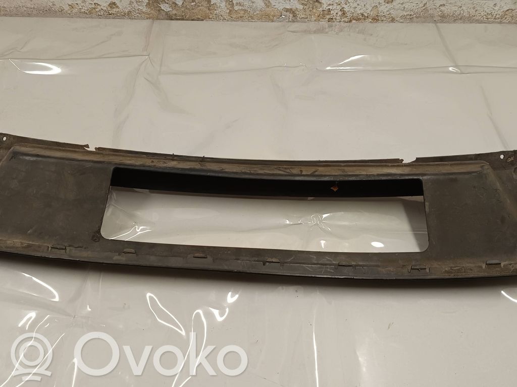 Porsche Cayenne (92A) Moldura inferior del parachoques trasero 