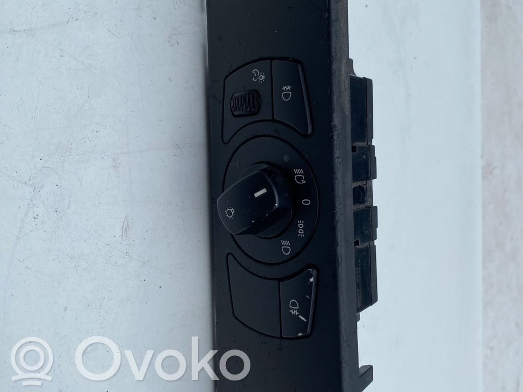 Light switch   6953735,33290403