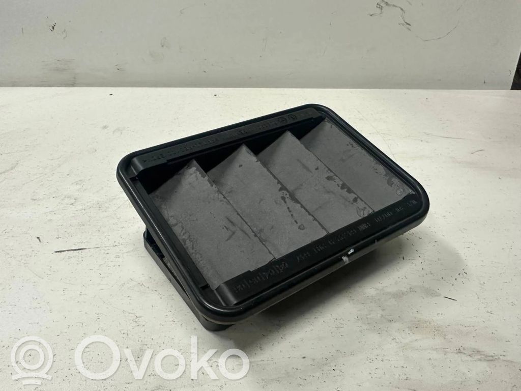 BMW 2 F45 Kratka wentylacyjna pod zderzakiem tylnym 