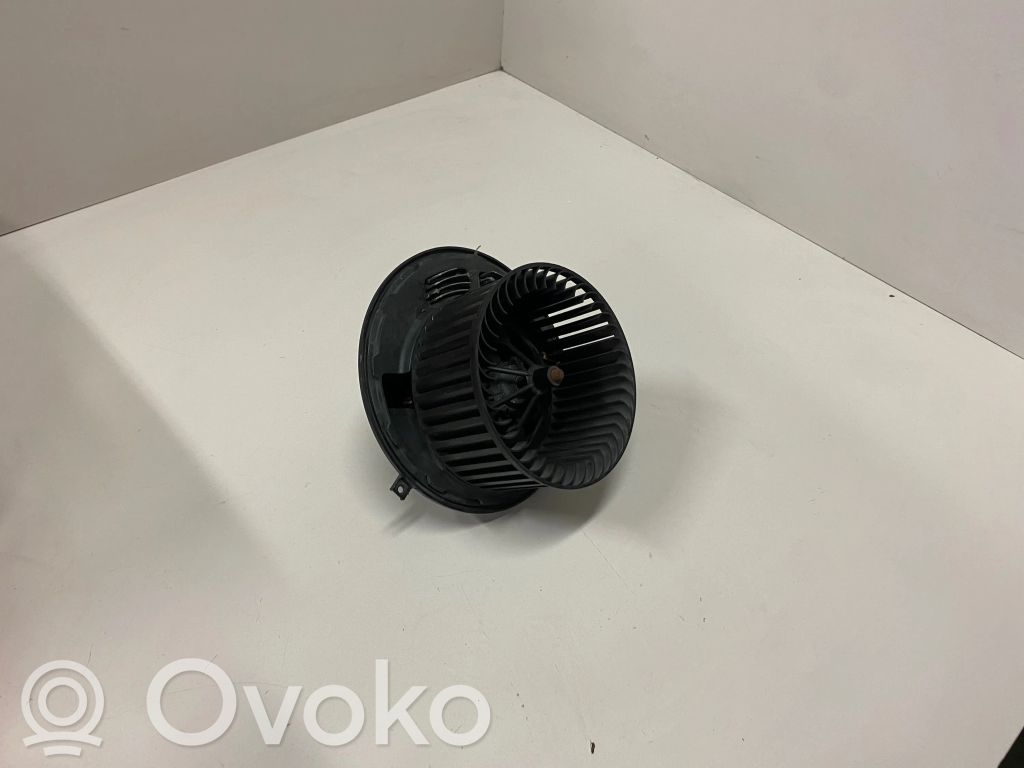 BMW X1 F48 F49 Pečiuko ventiliatorius/ putikas 