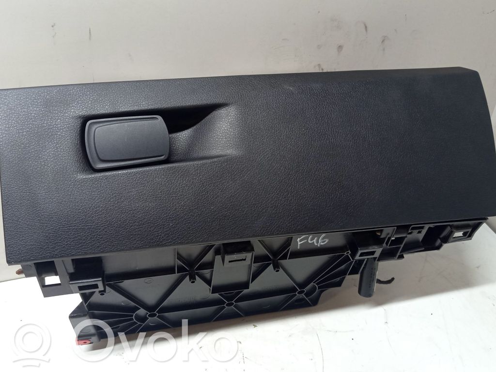 BMW 2 F46 Daiktadėžės (bordačioko) komplektas 