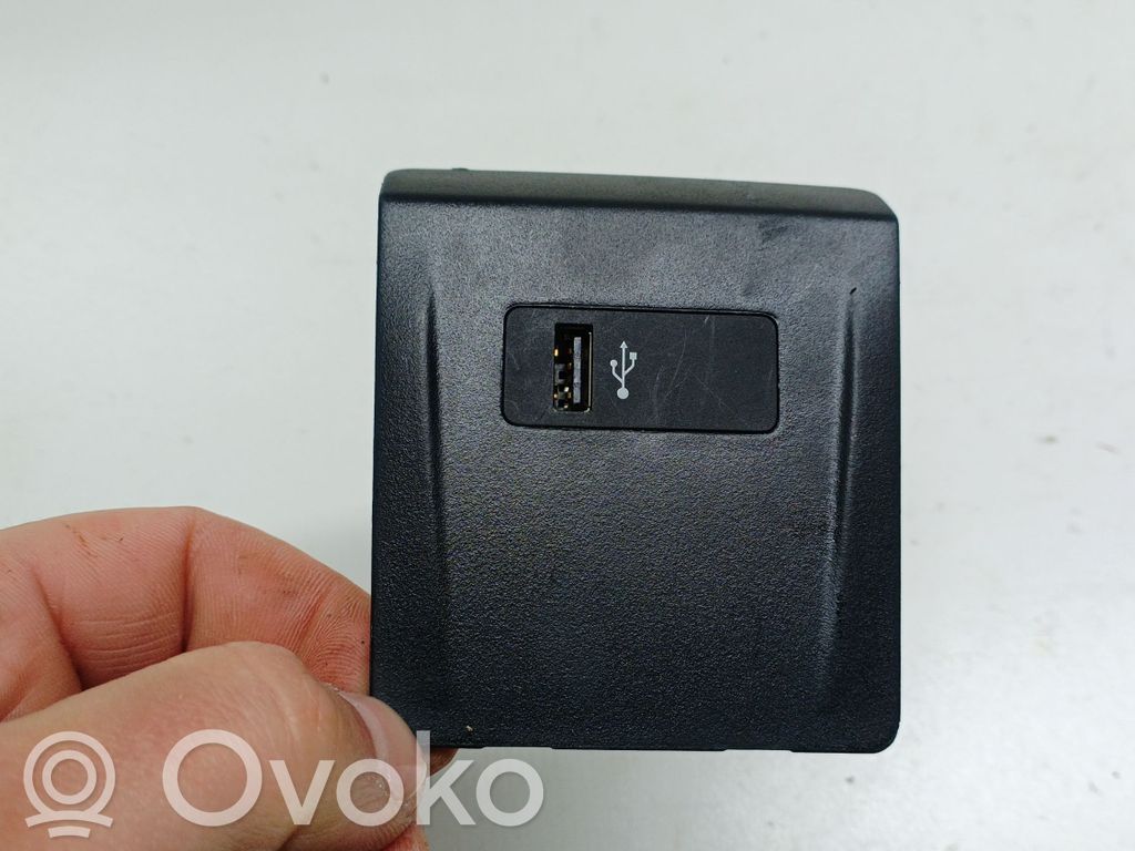 BMW 2 F46 Priză USB 