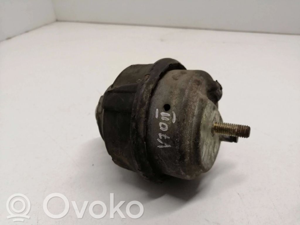 Volvo V70 Engine mount bracket 