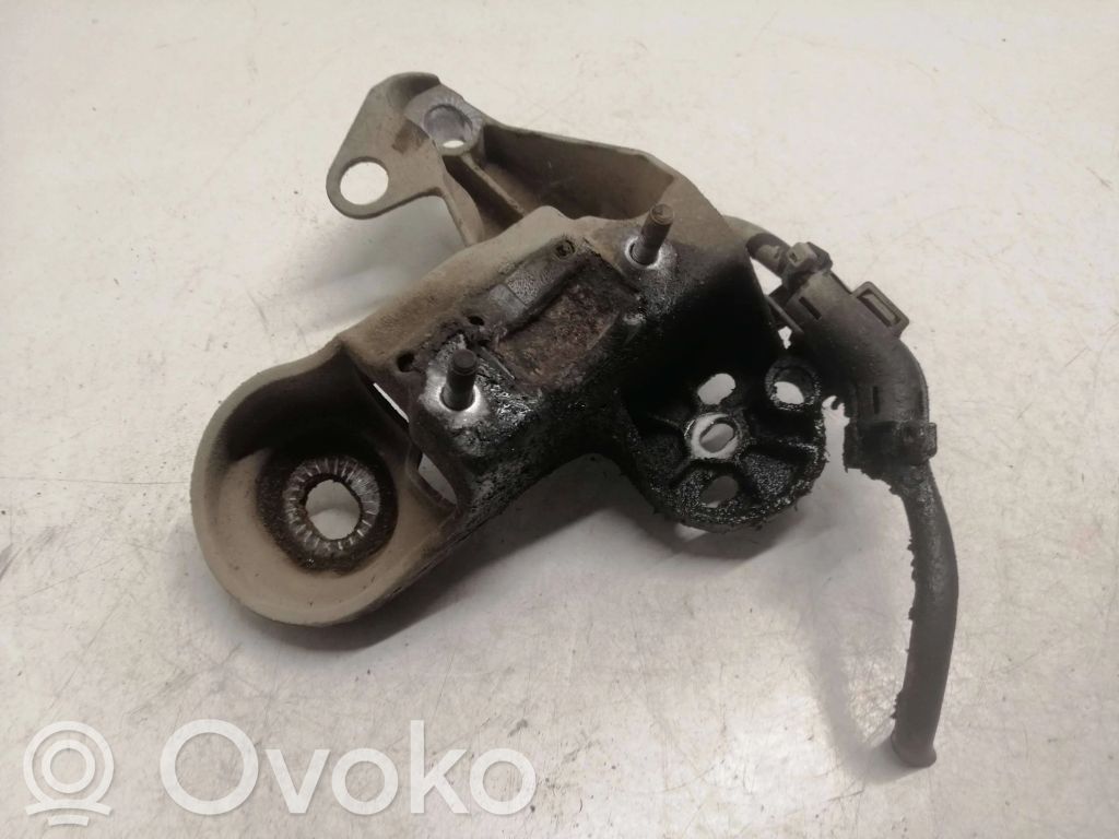 Engine mounting bracket   8D0199352H
