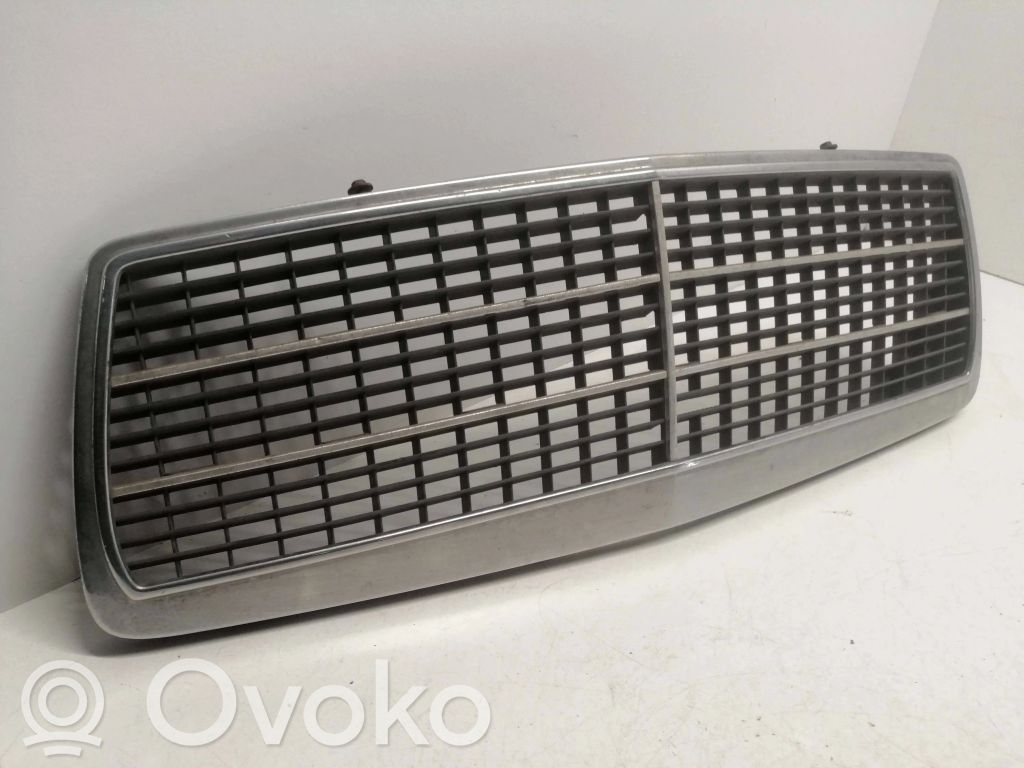 Mercedes-Benz E W210 Etusäleikkö 