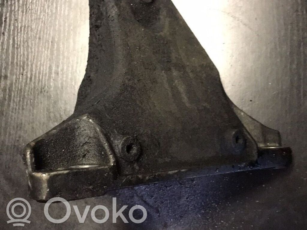 Engine mounting bracket   8D0199308L