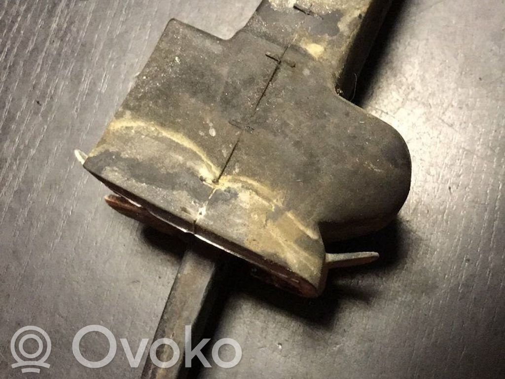 BMW 7 E38 Takaoven pidätin 