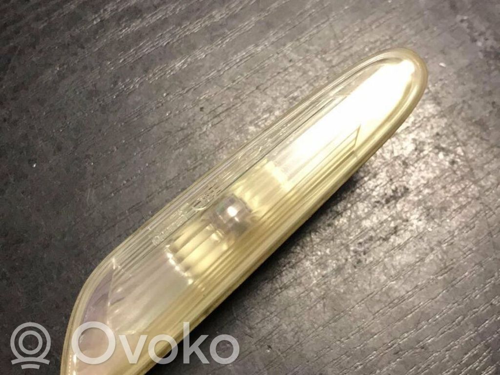 Front fender indicator light   6932997