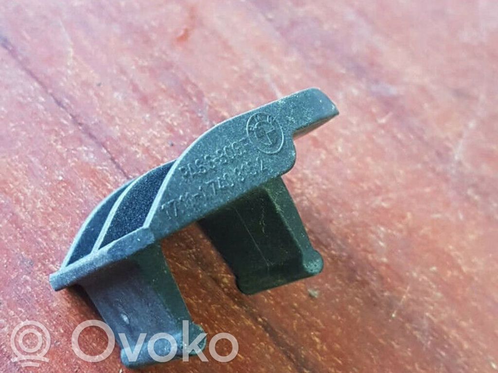 Radiator mount bracket   1740315