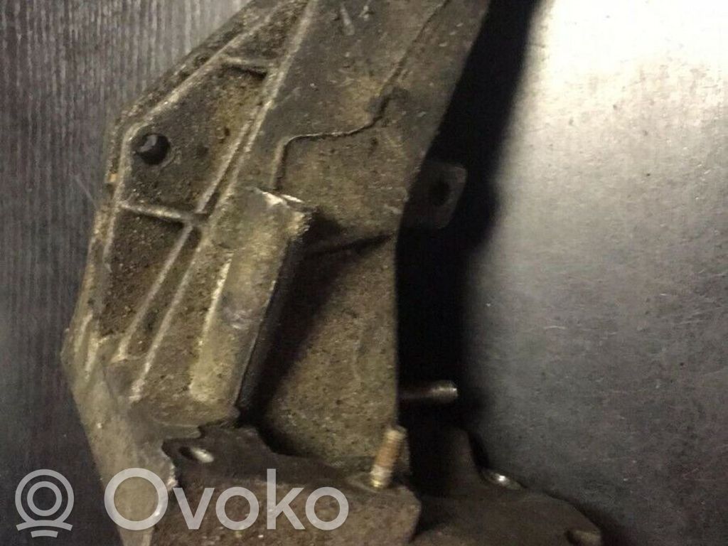 BMW 5 E39 Engine mounting bracket 