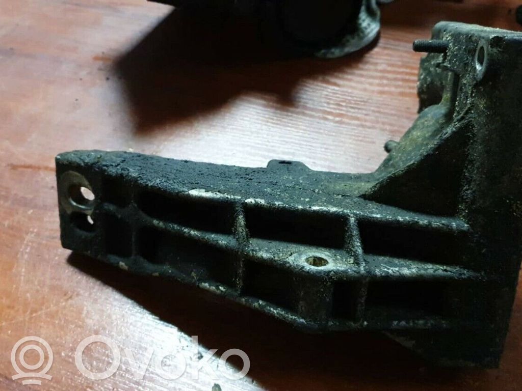 BMW 7 E38 Engine mounting bracket 