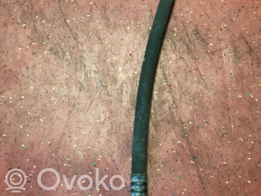 Ilmastointilaitteen putki (A/C)   6904775