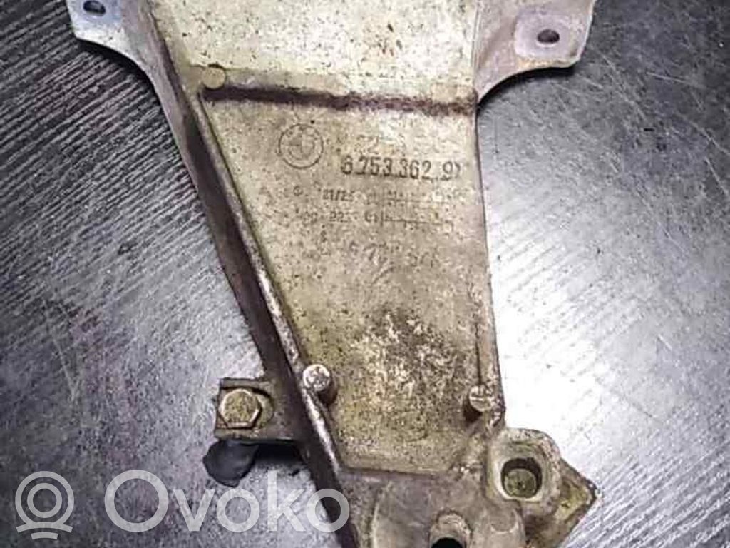 BMW 5 E39 Engine mounting bracket 