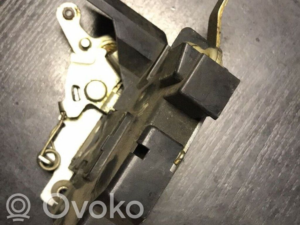 Priekšpusē slēdzene   1944015