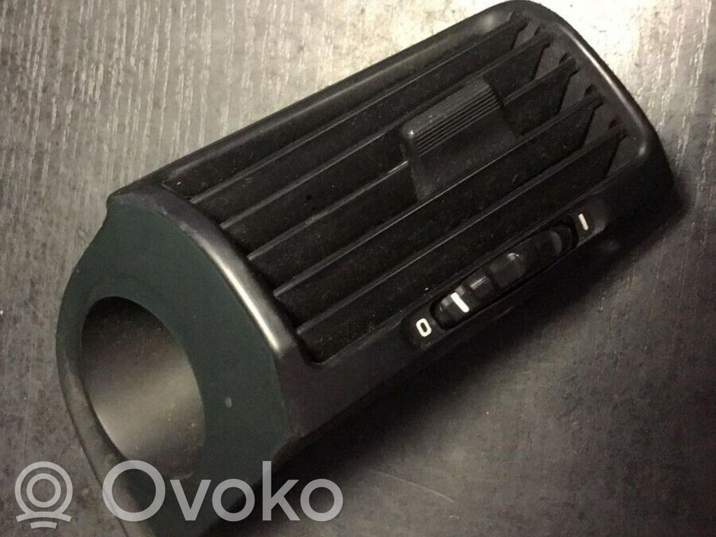 BMW 5 E34 Boczna kratka nawiewu deski rozdzielczej 