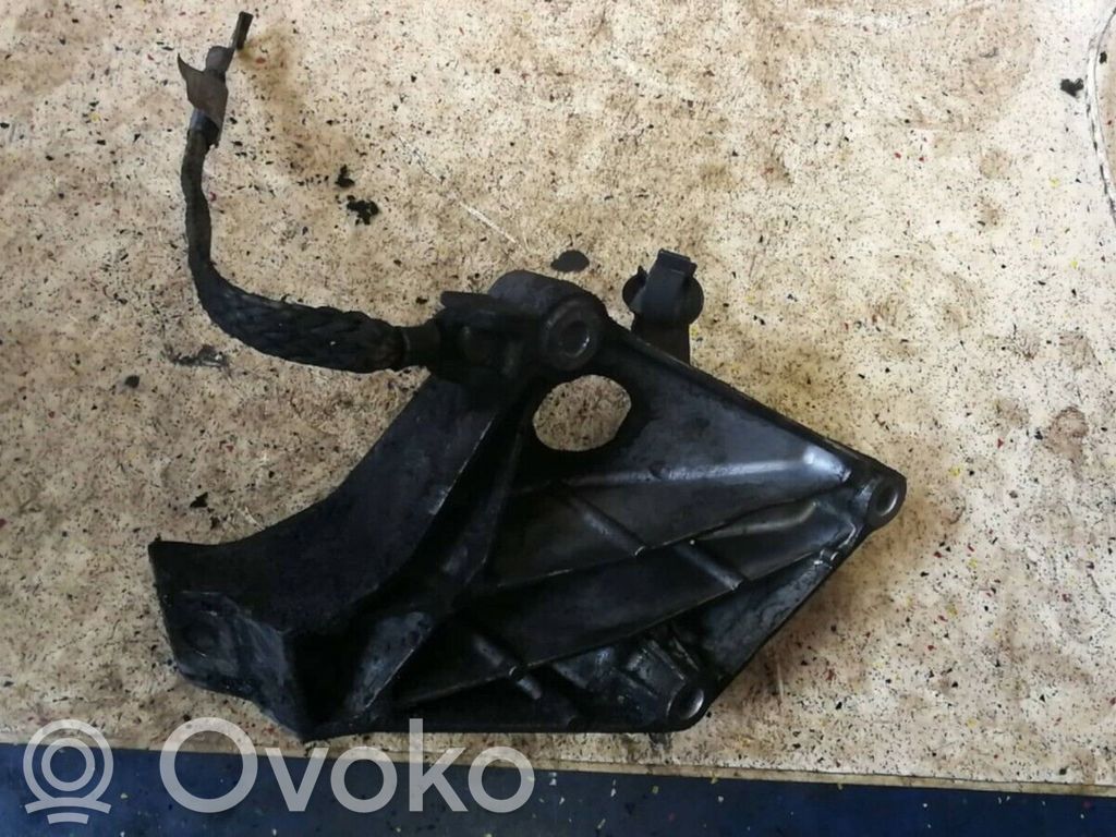 Engine mounting bracket   6775041