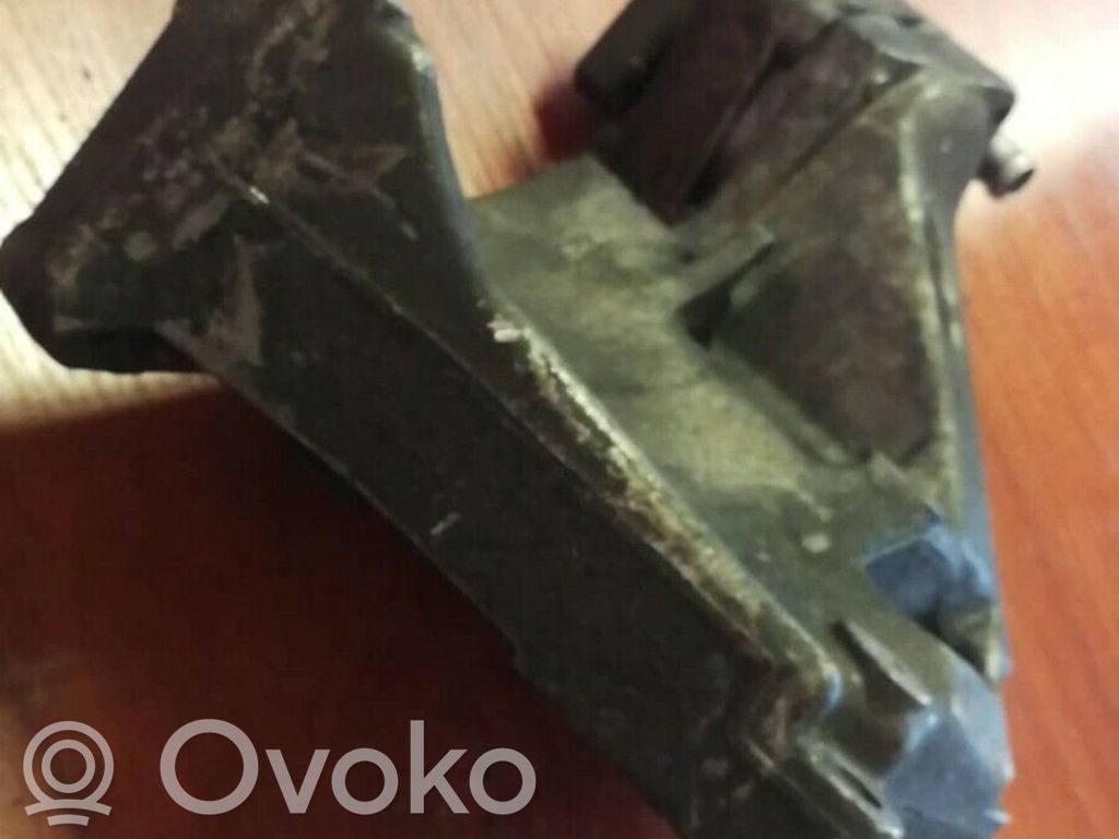 Opel Vectra B Ohjaustehostimen pumpun kannake 