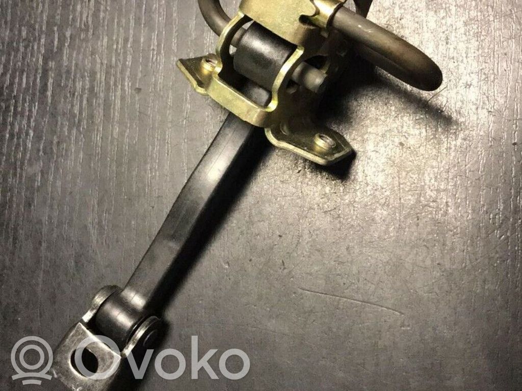 BMW 3 E46 Takaoven pidätin 