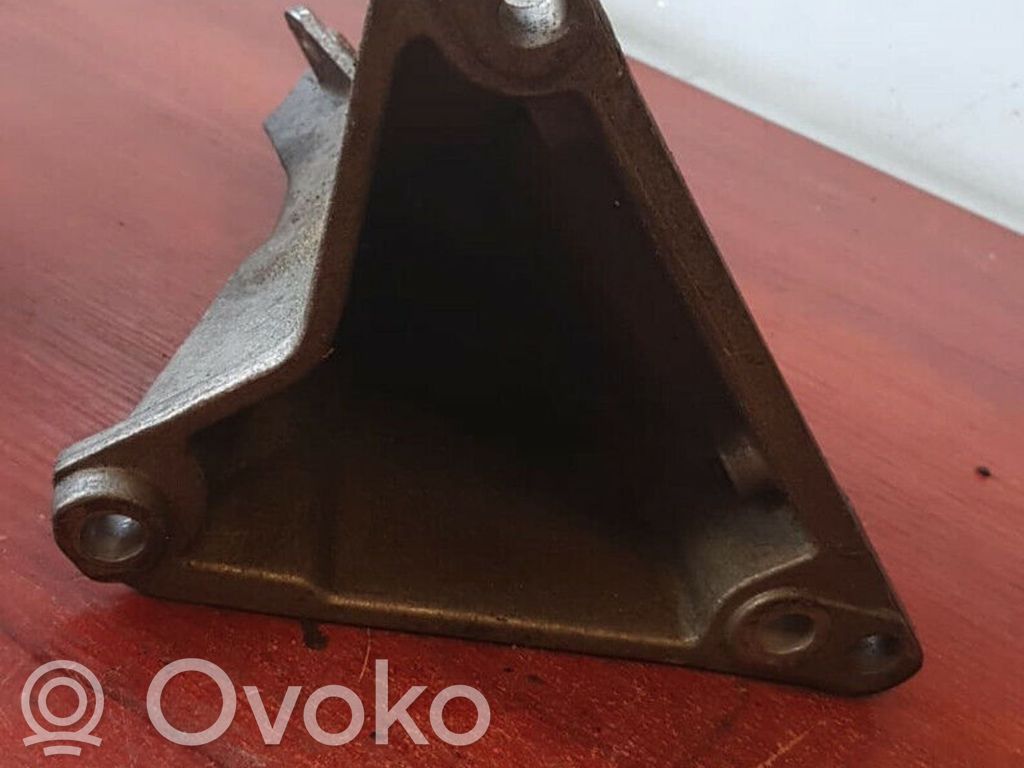 Volkswagen PASSAT B5.5 Engine mounting bracket 