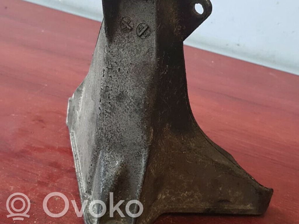 Volkswagen PASSAT B5 Engine mounting bracket 