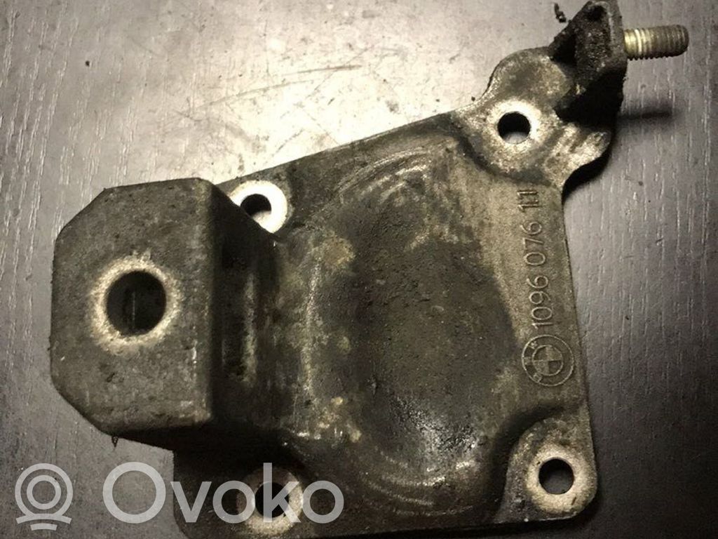 Opel Omega B1 Engine mount bracket 