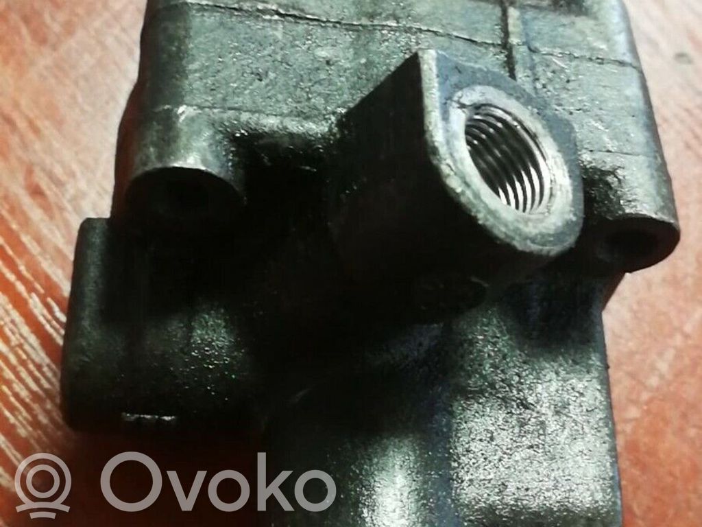 BMW 3 E30 Vairo stiprintuvo siurblio tvirtinimo kronšteinas 