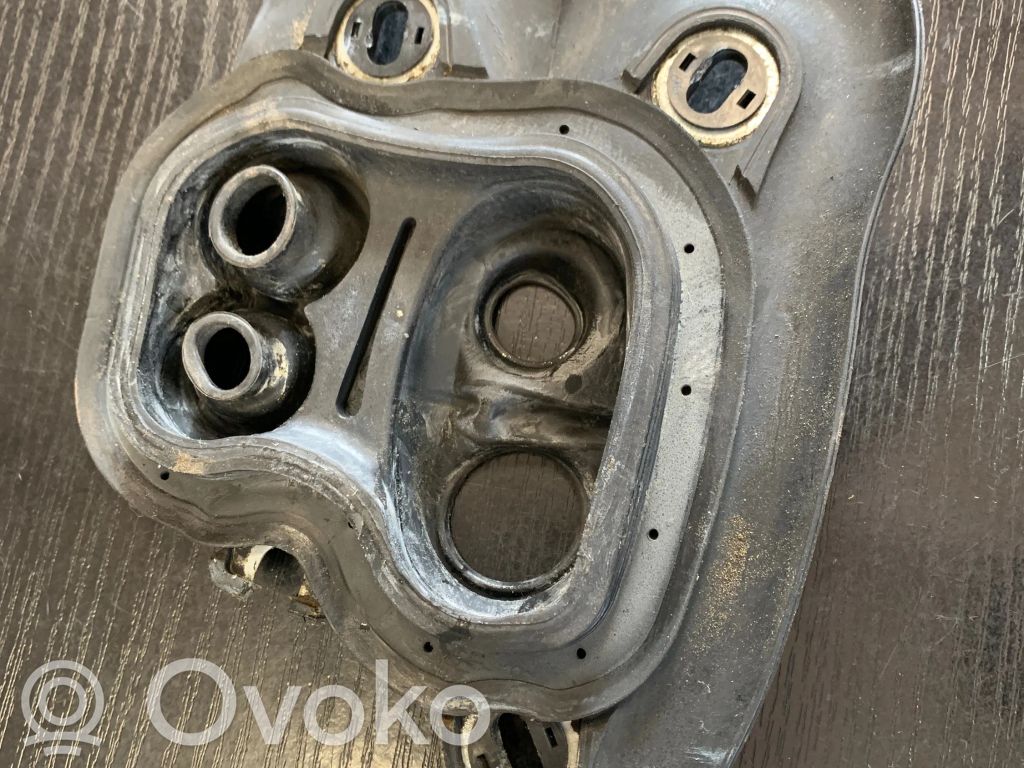 BMW 1 E81 E87 Cita veida dzinēja nodalījuma detaļa 