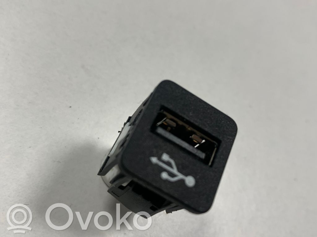 BMW 3 G20 G21 USB socket connector 