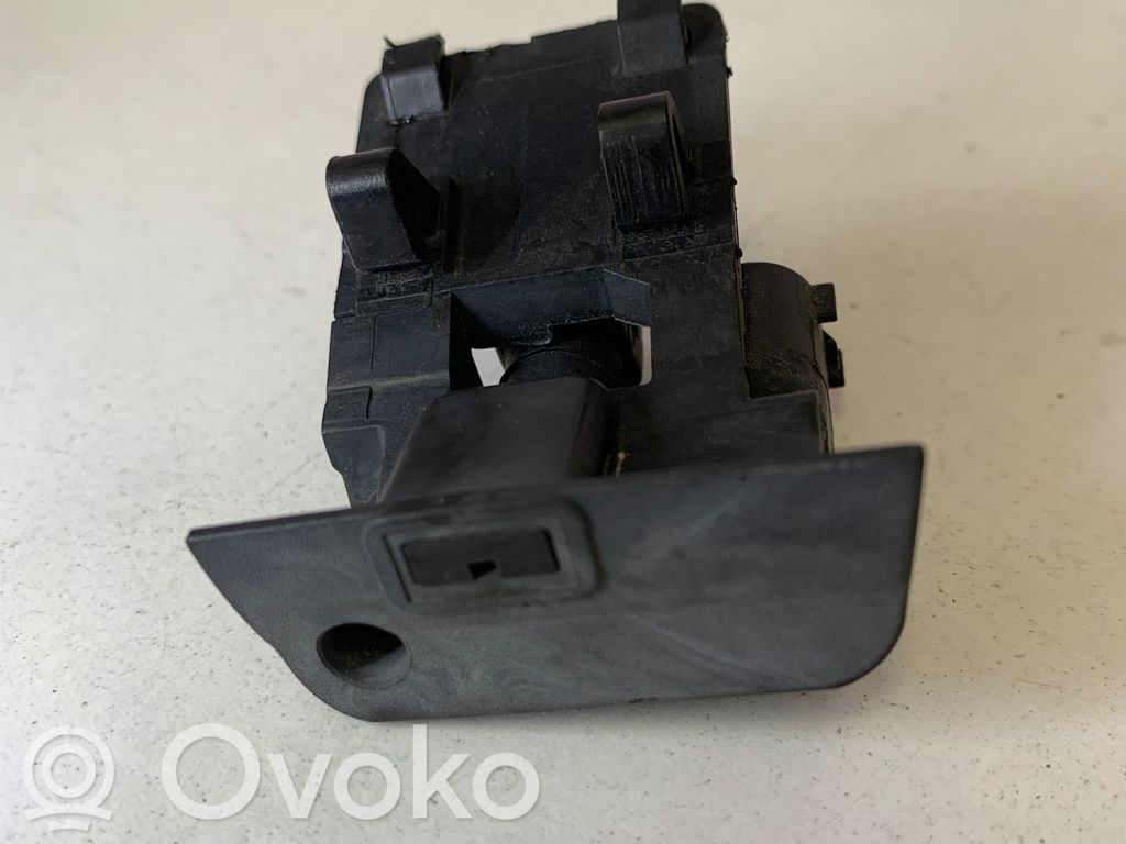BMW X1 E84 Windshield washer spray nozzle 