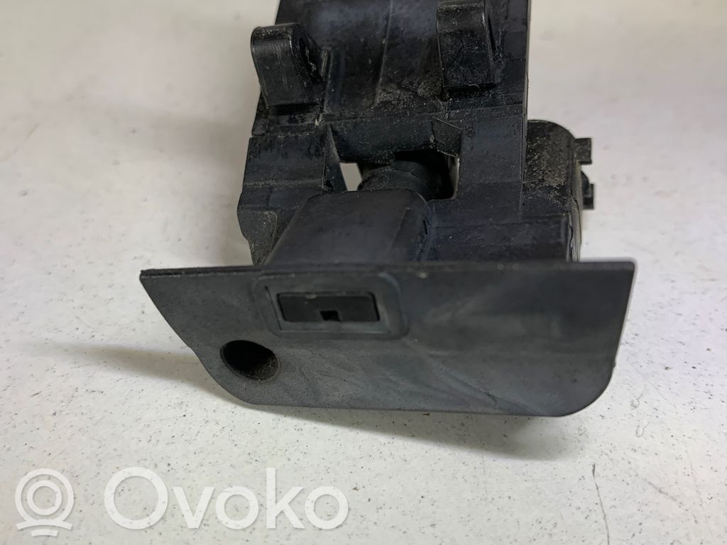 BMW X1 E84 Windshield washer spray nozzle 