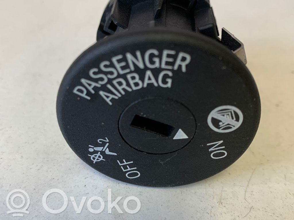 BMW 2 F46 Wyłącznik poduszki powietrznej Airbag pasażera 