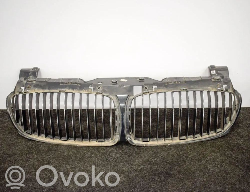 BMW 7 E65 E66 Grotelės viršutinės 