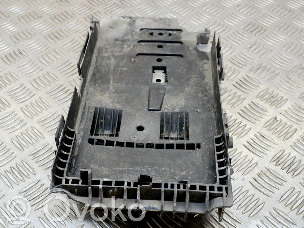 Ford Mondeo MK IV Akkulaatikon alusta 