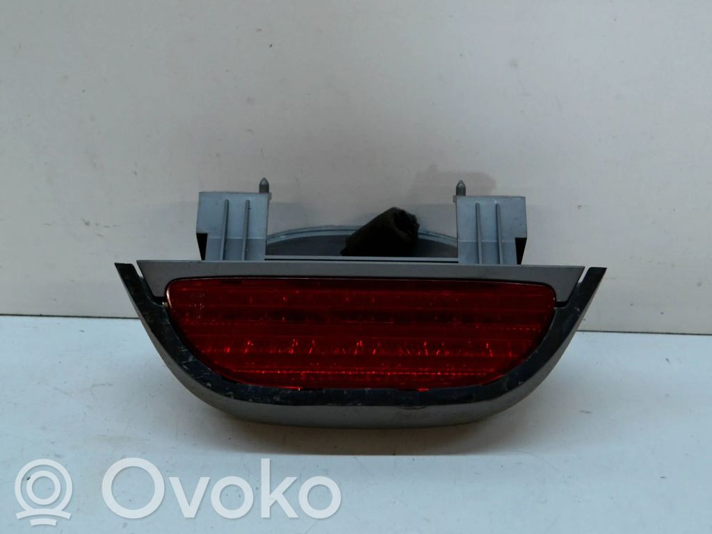 KIA Carnival Third/center stoplight 
