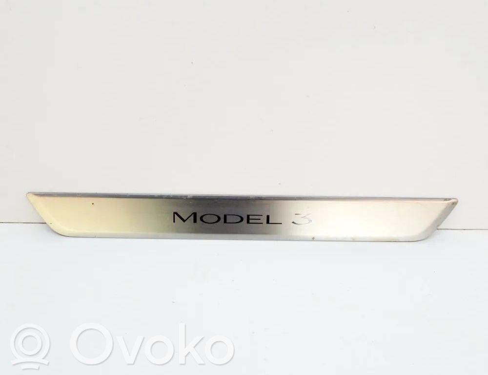 Tesla Model 3 Osłona listwy przedniej 